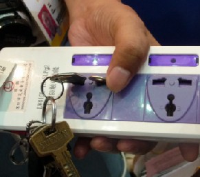 由于具有識別功能，插座只對標準插頭“來電”人體不受傷害