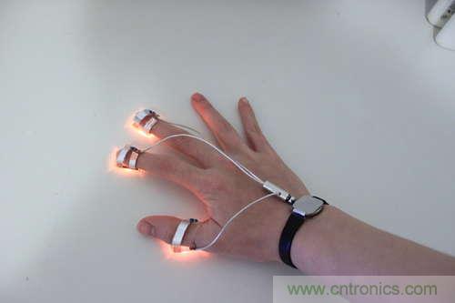LED多點觸控手套DIY：把各部分焊接起來，測試