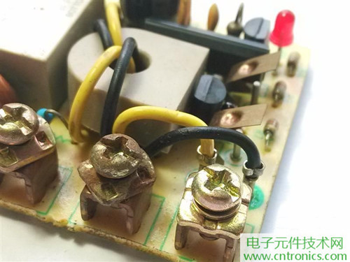 漏電保護器拆解：結構有差異，做工不錯