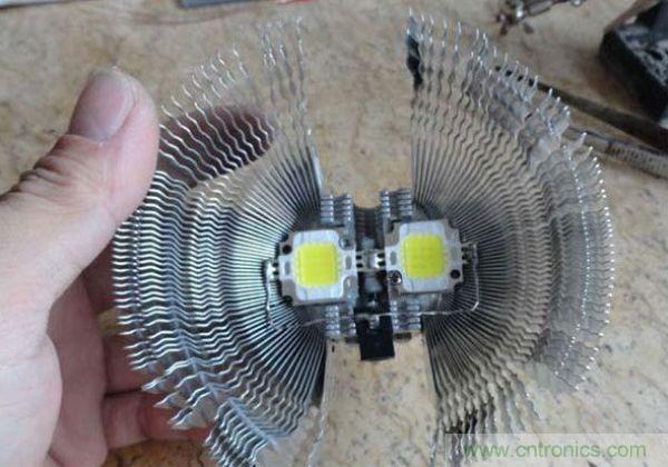 變廢為寶！風扇散熱器變身山寨LED燈
