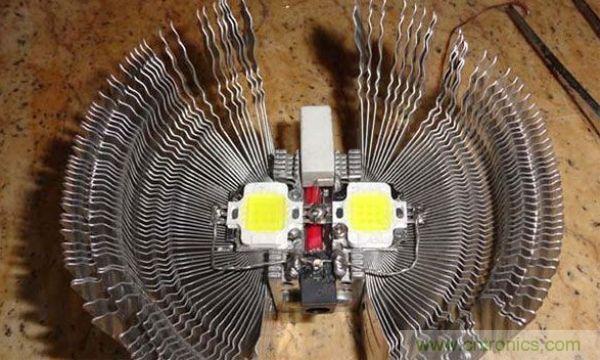 變廢為寶！風扇散熱器變身山寨LED燈