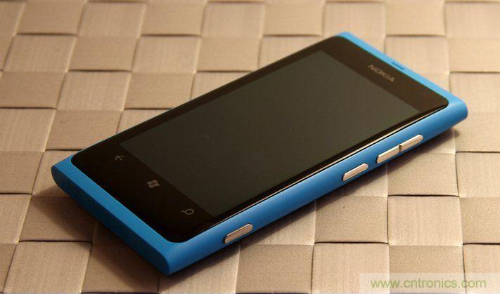 拆解諾基亞Lumia800,做工依舊精細！