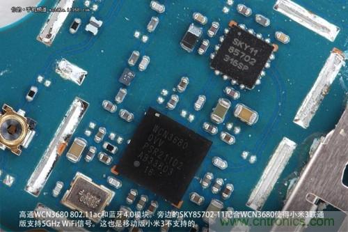 高通WCN3680 802.11ac和藍牙4.0模塊，旁邊的SKY85702-11配合其使用5GHz Wi-Fi頻段