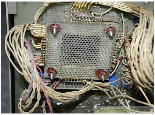 經典懷舊拆解！歷史彌留的可編程科學計算器 from 1966