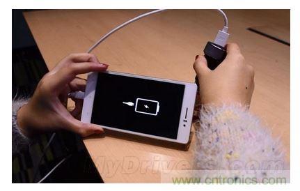 手機電池寒冷時為什么總充電？
