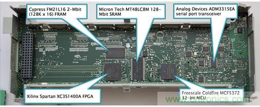 圖8：Micro850上的主處理板由負責系統管理、運行時控制和用戶界面的飛思卡爾(現恩智浦)Coldfire MCF5372 32位MCU、提供通信和電機控制及可能一些專有功能的賽靈思Spartan XC351400A FPGA組成。