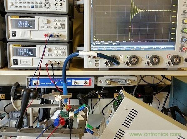 圖3：用于DC/DC轉換器的完整儀器設置展示。測試板輸入電壓調節至12V，柵極驅動調節器供電電壓為7V。右下方顯示了負載，Keysight 90000-X示波器、Teledyne Lecroy PP066傳輸線探頭和Huber Suhner Sucoflex 100電纜等也都可以在圖上看見。