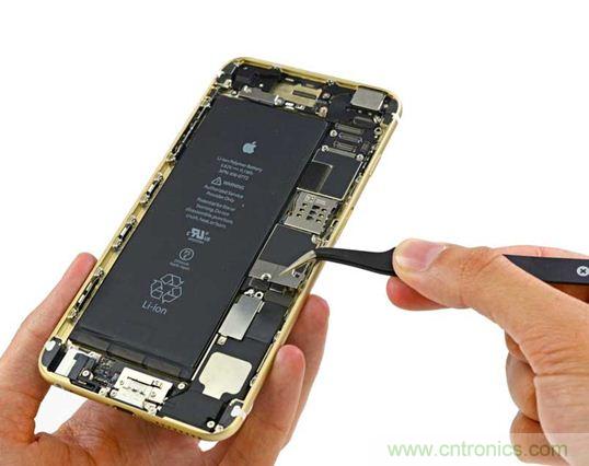 與iPhone 5S相比，電池尺寸更大，電池效率提高了16%。整部手機看起來就像一件藝術品，但看不到太多的內部構造。（來源：iFixit）