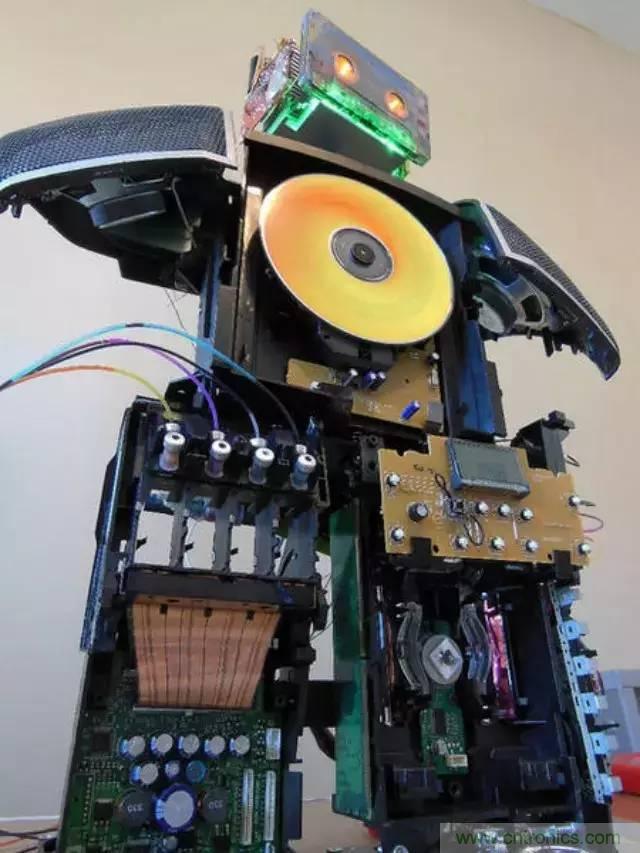廢舊收音機如何變身成酷炫機器人？