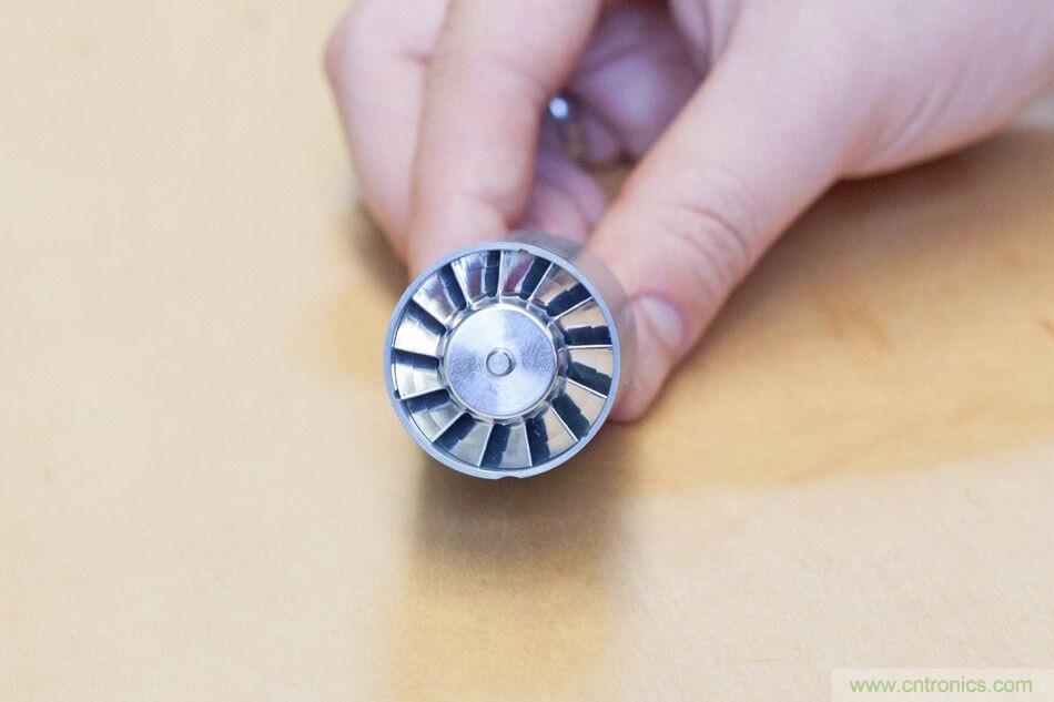 拆解戴森吹風機：近三千元的價格貴在哪？