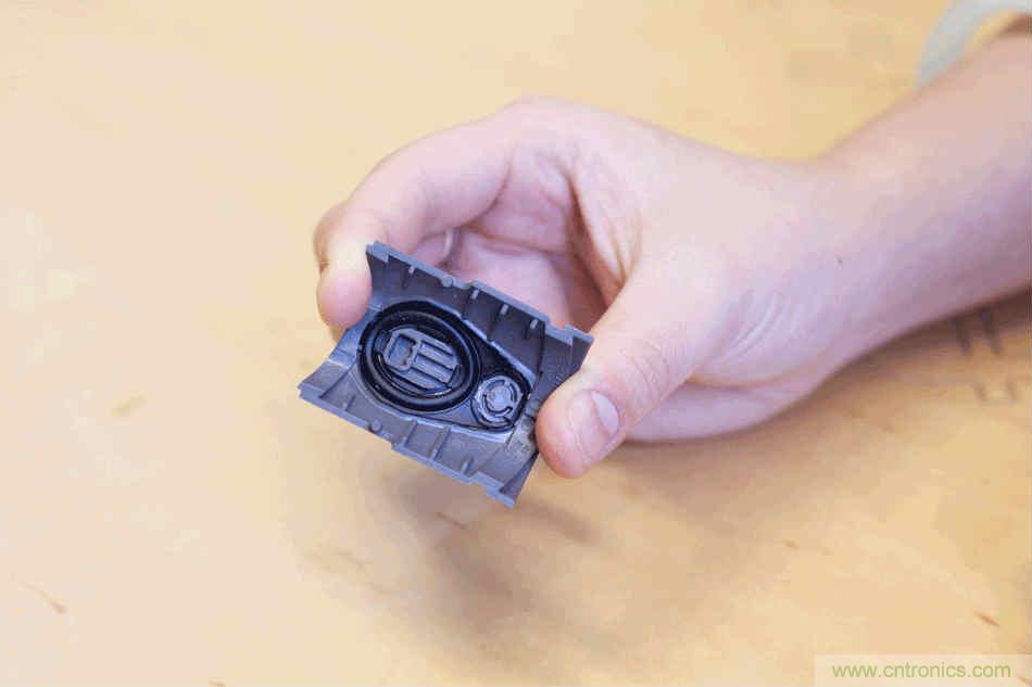 拆解戴森吹風機：近三千元的價格貴在哪？