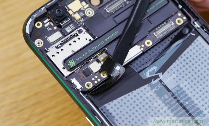 拆解黑鯊手機：多級直觸一體式液冷系統有什么門道？