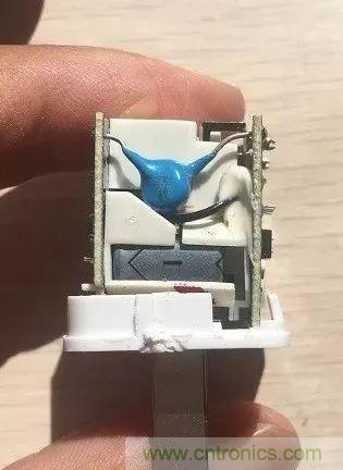 拆了個電容之后，我的iPhone也會自動訂房了