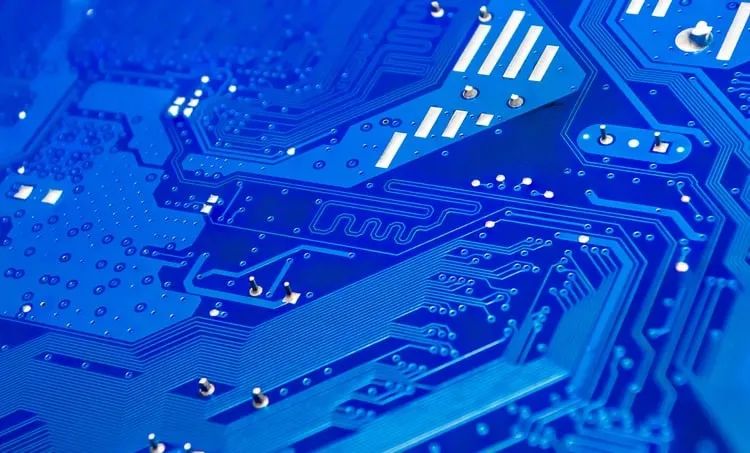 如何決定 PCB 中差分對的過孔阻抗？